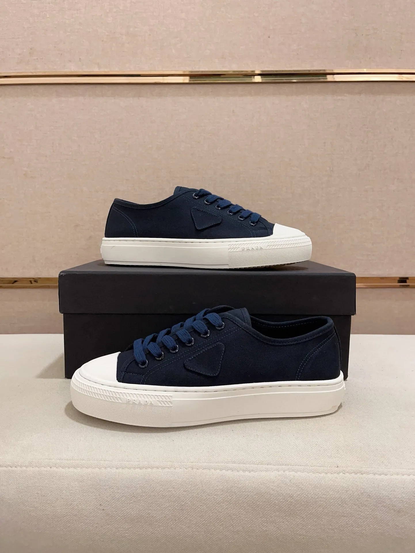 Men's shoes 💰 580💰 ✔️✔️✔️High-quality new PRADA counters are launched at the same time. The new men's shoes and 😘fabrics are selected from first-layer cowhide and are made by pure handicrafts. Lining: Full cowhide lining. 👍🏿 High-end ☄️ air-cushion molded anti-slip rubber outsole, exquisite lines, simple and elegant, comfortable and high-end for leisure travel. Code number: 38 to 44 (45 can be customized)